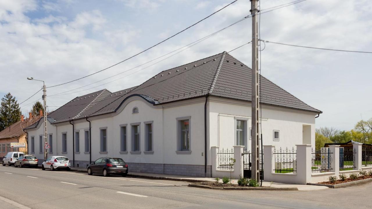 Poroszló Notarius Vendeghaz Bed & Breakfast エクステリア 写真