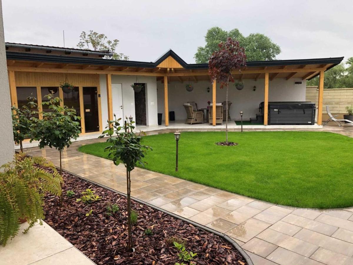 Poroszló Notarius Vendeghaz Bed & Breakfast エクステリア 写真