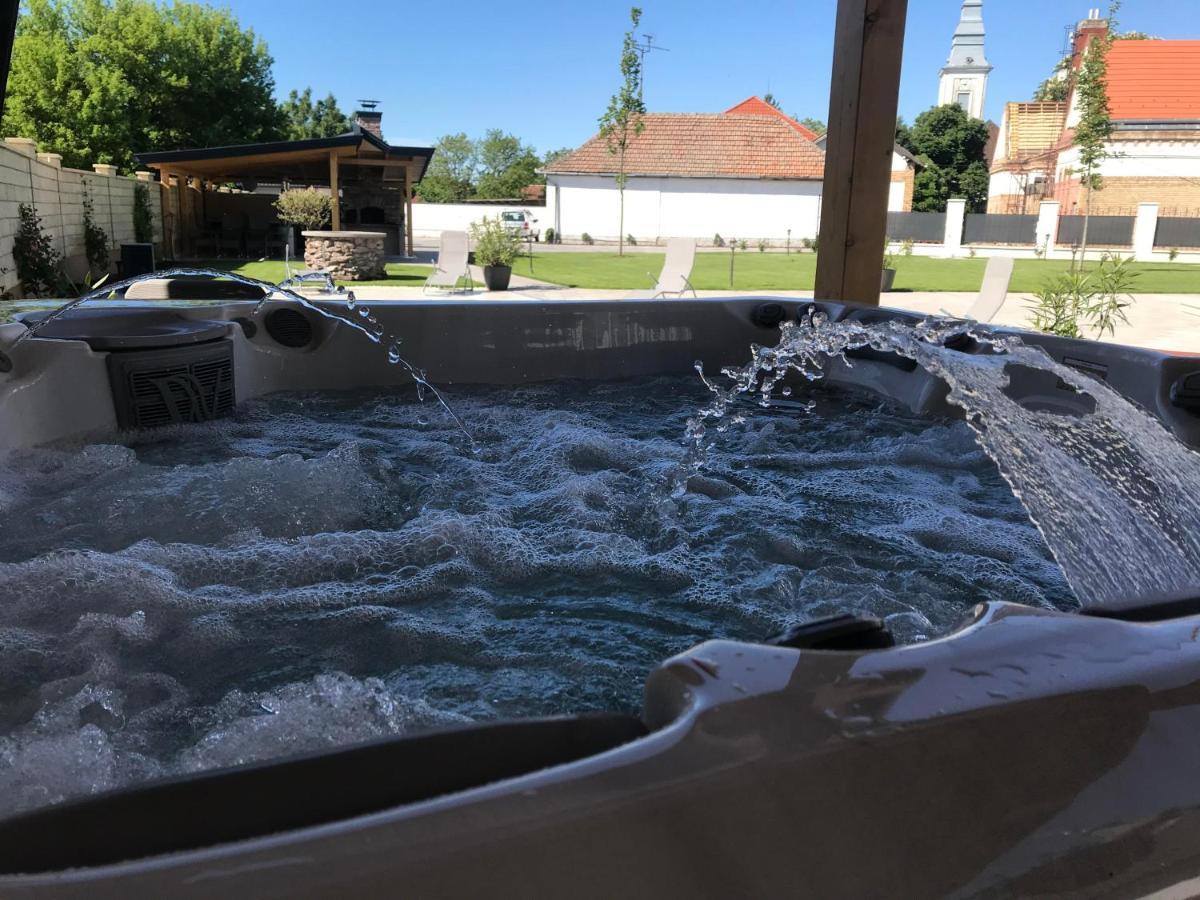 Poroszló Notarius Vendeghaz Bed & Breakfast エクステリア 写真
